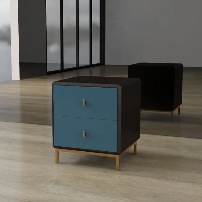 Individualizuotos naktinis staliukas su dviem stalčiais dažytos juoda ir mėlyna lakas ir žalvario kojos