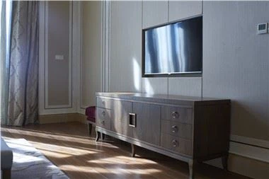 Viešbučio medinis televizoriaus skydelis